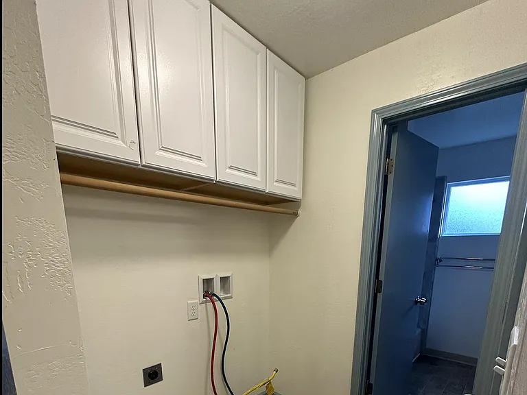 Washer/Dryer hookups