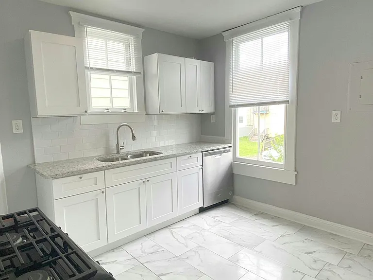 424 E 32nd St #424 — Photo 5