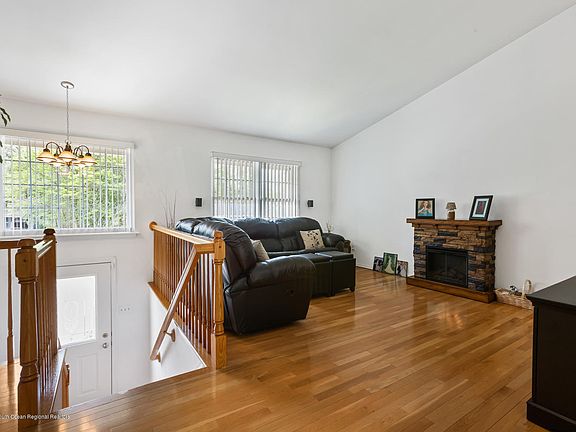 5th image of 129 France St