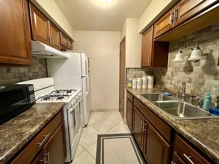 N114W15556 Sylvan Cir — Photo 29