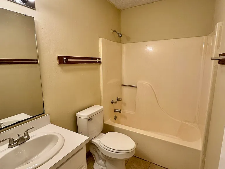 2107 E 3rd St #B — Photo 7