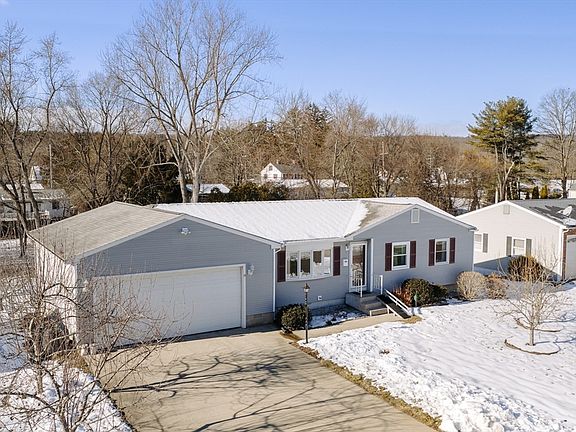 3rd image of 91 Knollwood Cir