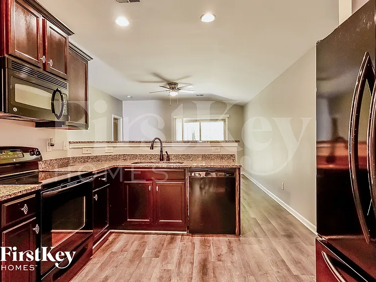 321 Reed Way — Photo 8