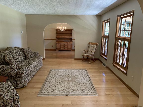 4th image of 9 Jerome Ln