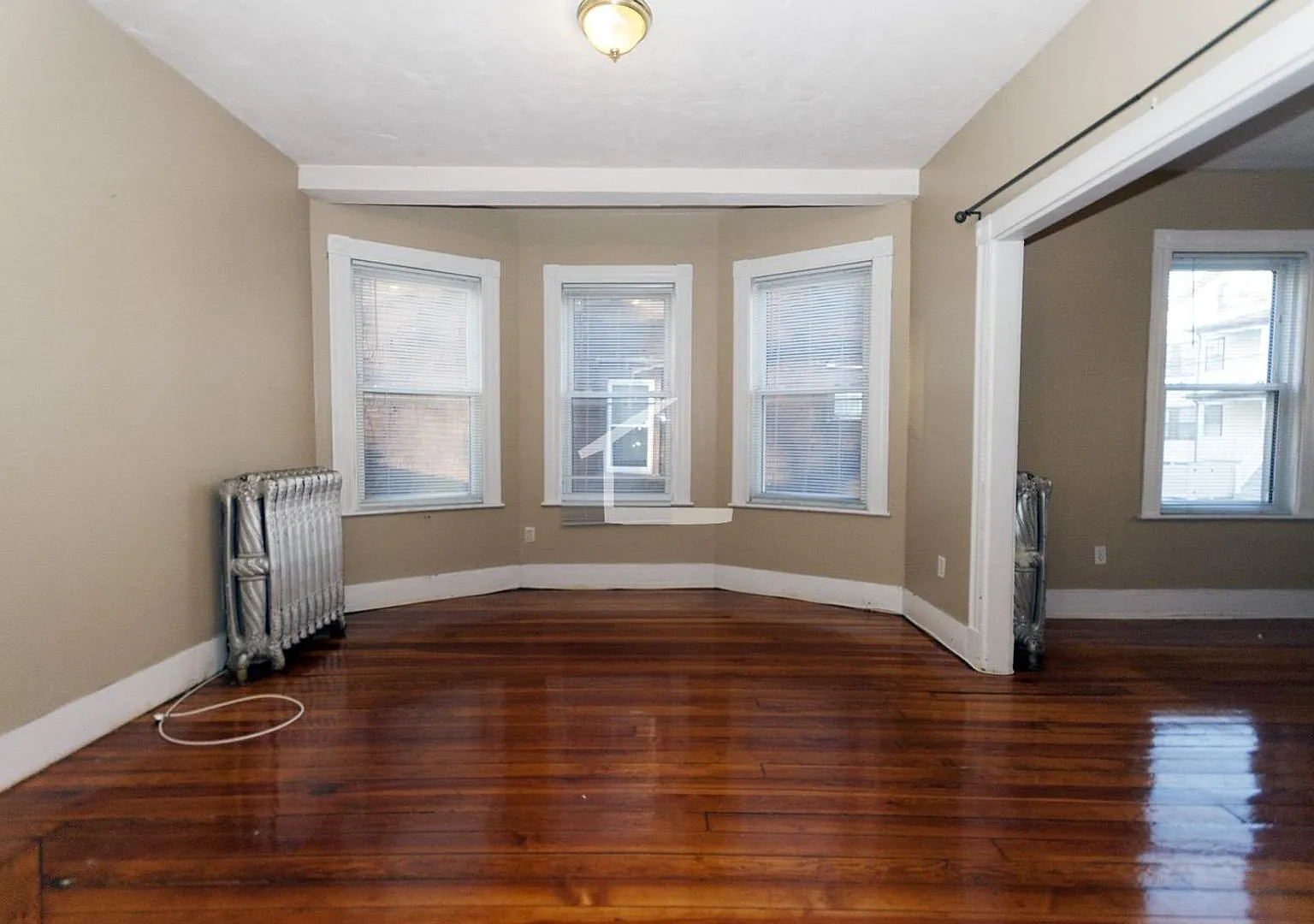Charming 6 Bedroom-No Broker Fee — Photo 2