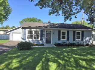 2 Sweetbriar Ct, South Elgin, IL 60177