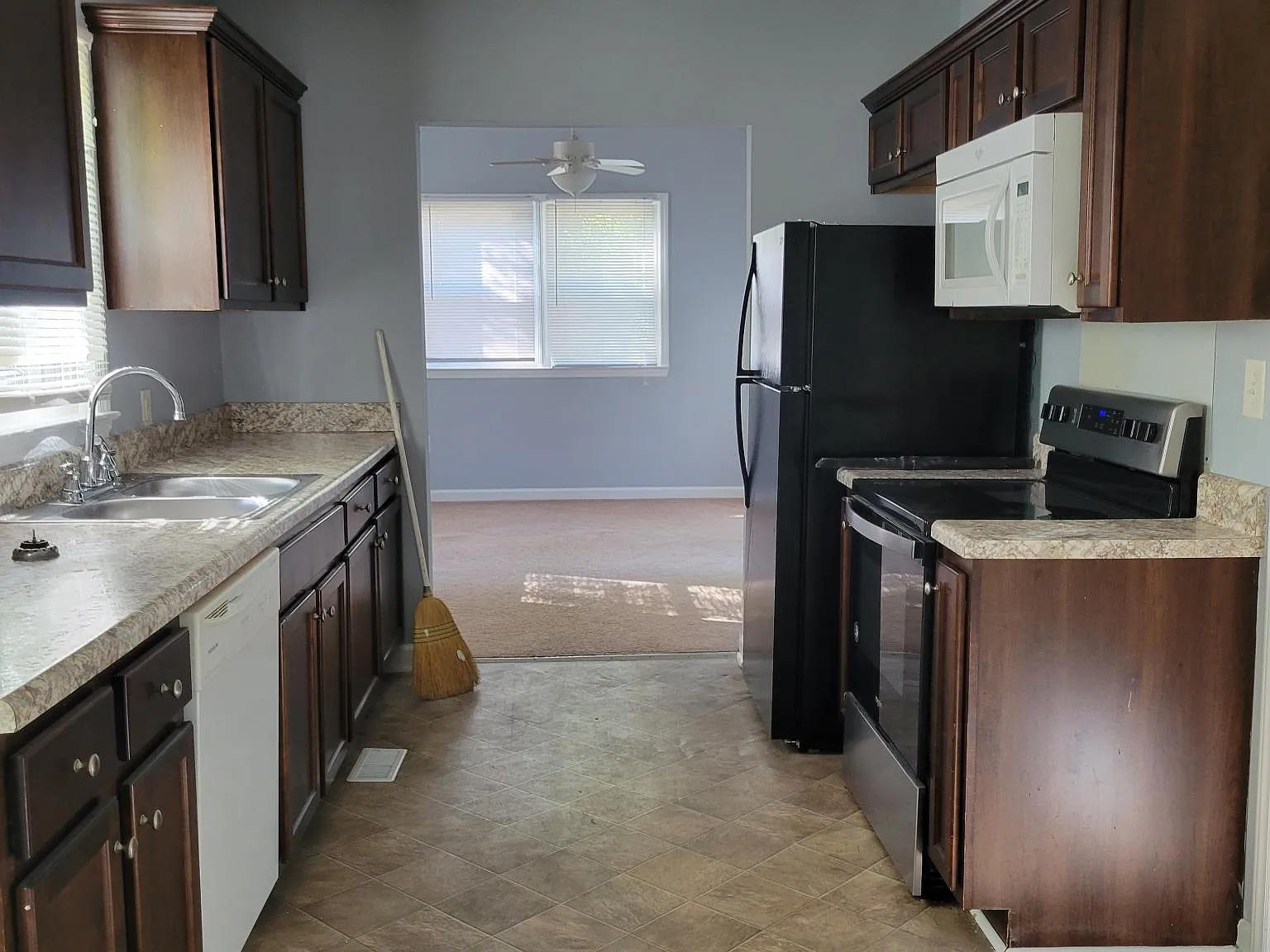 3 bed, 1100 sqft, $1,300 — Photo 4