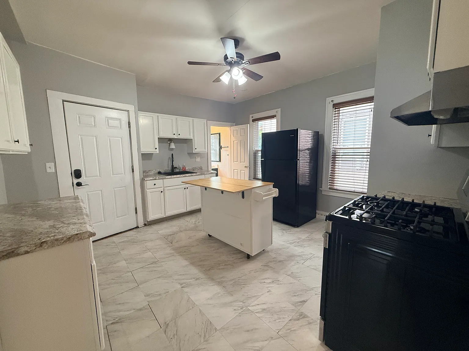 2 bed, 800 sqft, $1,400 — Photo 3