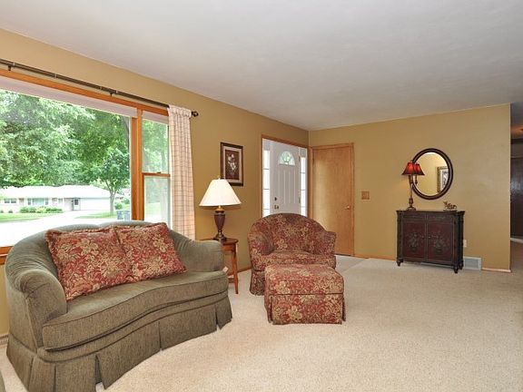 4th image of 902 Lowell Dr
