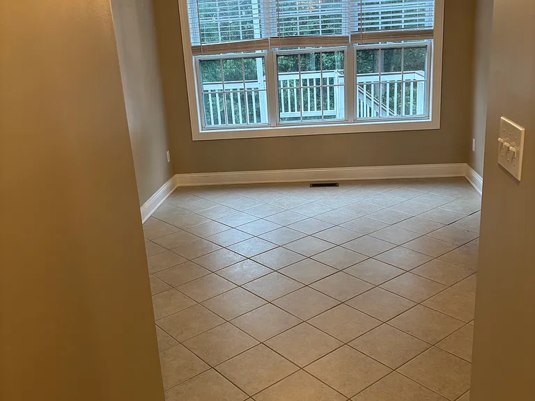 Foyer hallway to eat in kitchen