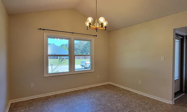 527 Raintree Cir — Photo 11