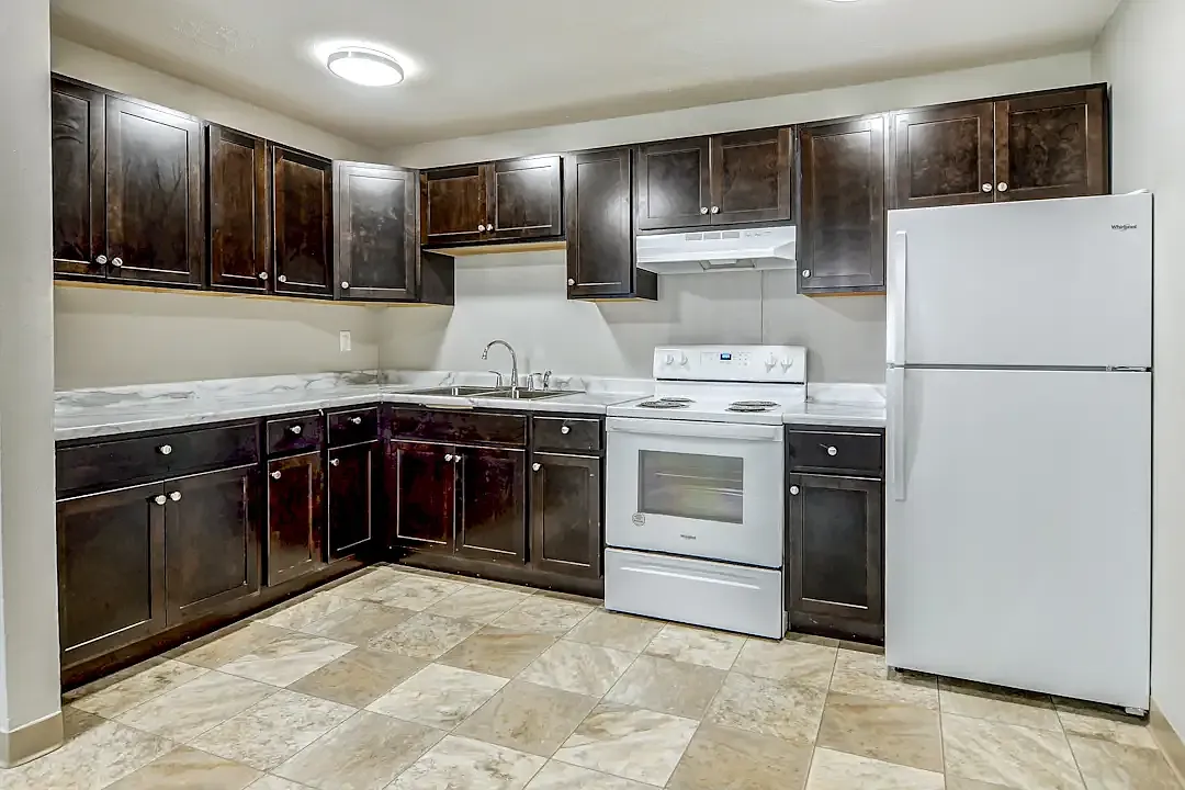 Pine Tree Park Apartments — Photo 1