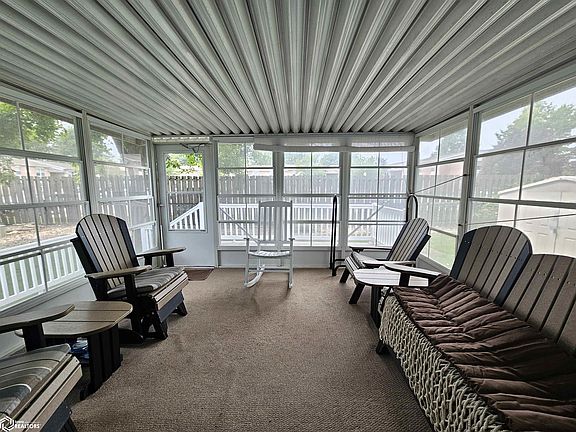 4th image of 809 Melville Ave