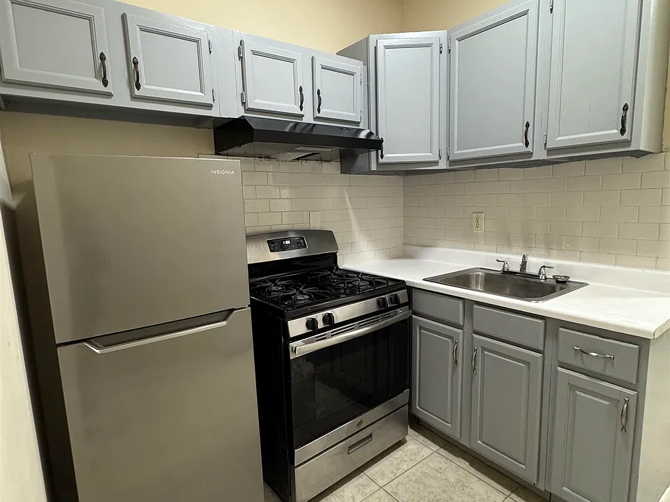 182 Webster Ave #1