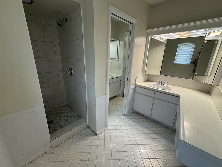 5705 W Wilshire Blvd — Photo 10