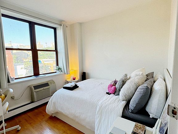 5th image of 190 E 7th St APT 507