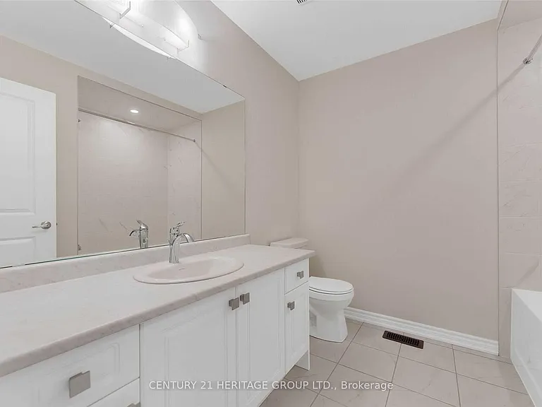 82 Ferragine Cres — Photo 24