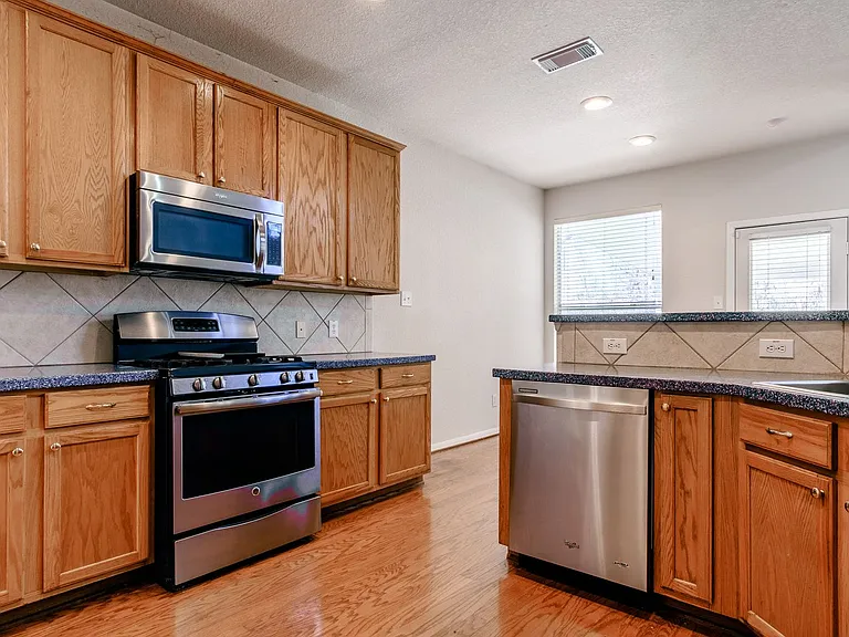 2918 Five Oaks Dr — Photo 5