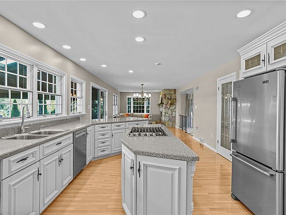 3rd image of 269 Garvinhurst Dr
