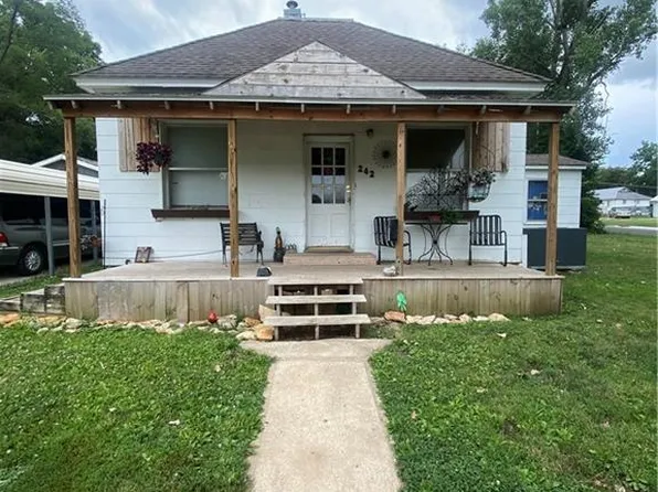 242 W 1st Ave, Garnett, KS 66032