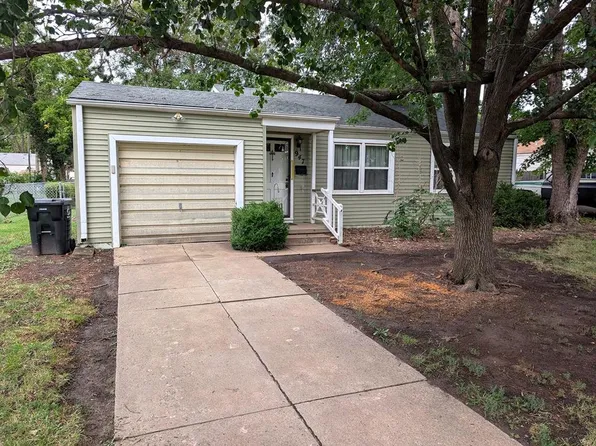 947 Roach St, Salina, KS 67401