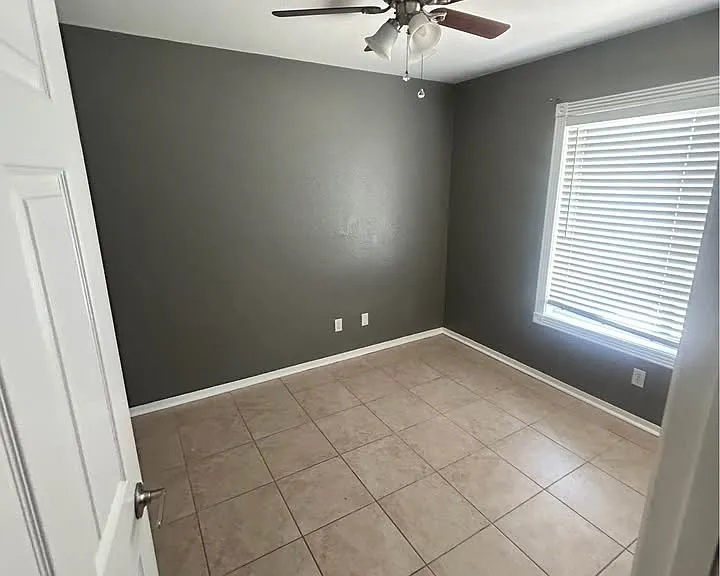 4025 E Saint Charles Ave — Photo 9