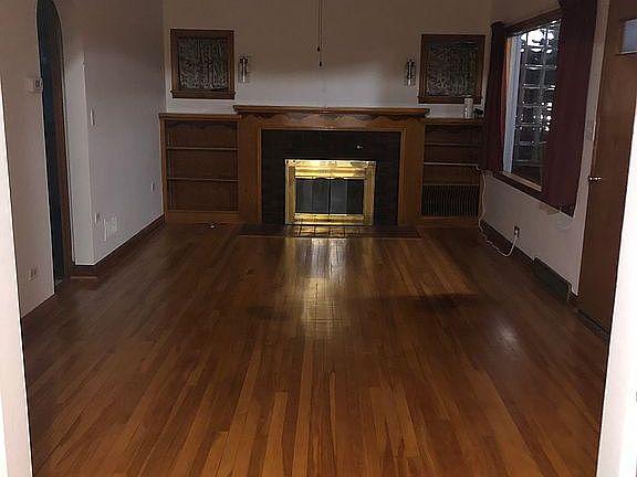 3rd image of 318 W Hewitt Ave
