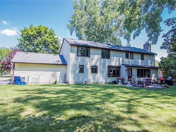 3rd image of 26 Fox Meadow Dr
