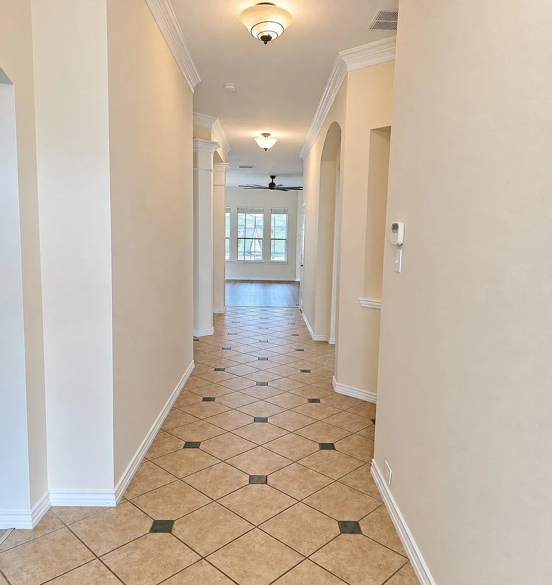 3 bed, 2.0 bath, 1944 sqft, $2,390 — Photo 4