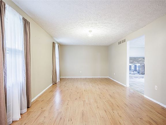 4th image of 46 Kimberly Anne Dr