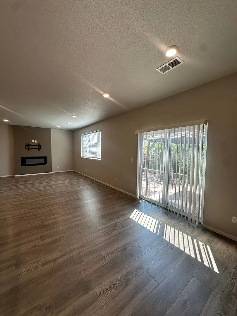 Modern 4 bedroom with den and neighborhood pool! — Photo 4