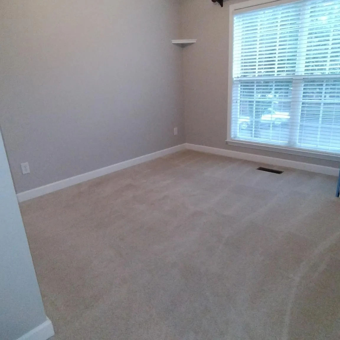 3 bed, 2296 sqft, $3,300 — Photo 3