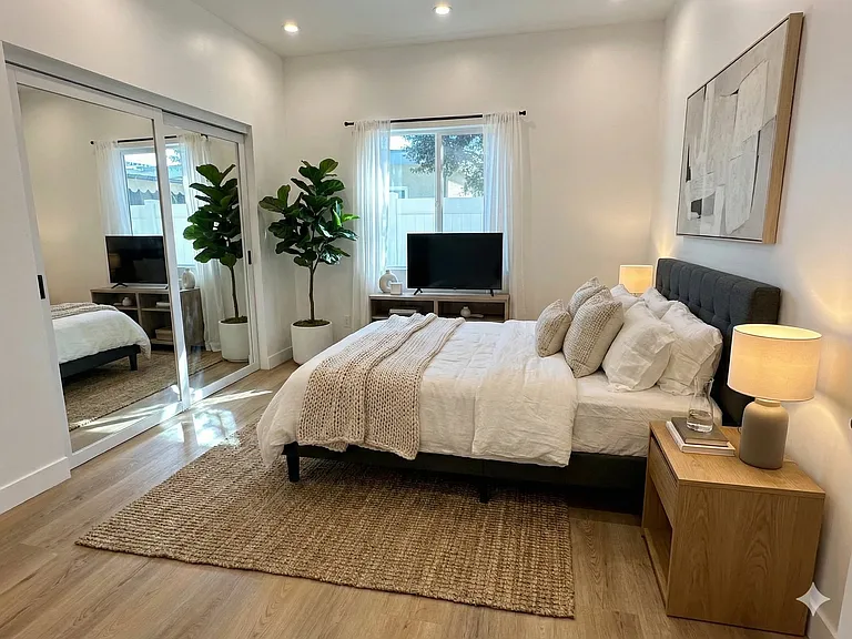 3617 W Victory Blvd — Photo 4