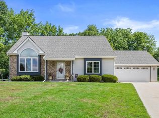 534 Fox River Hills Dr, Waterford, WI 53185