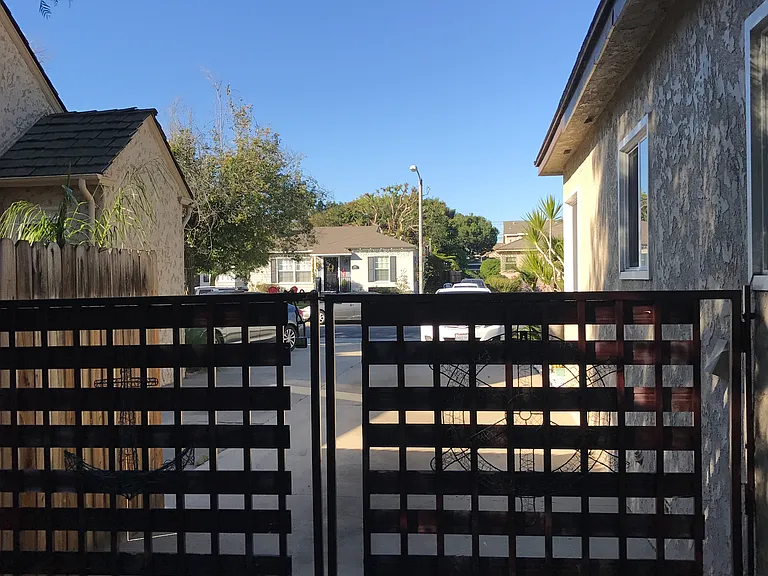 4638 Blackthorne Ave — Photo 5