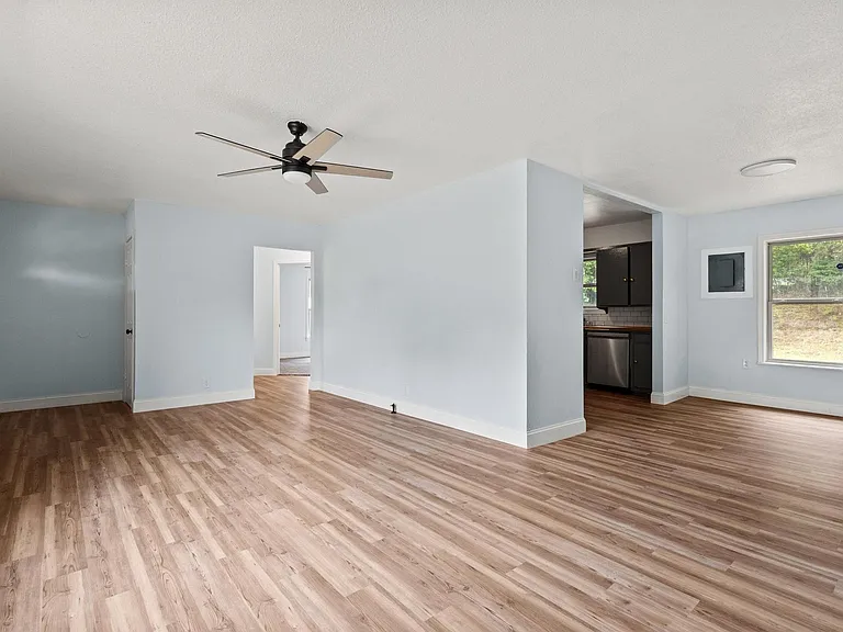 1417 S Lamar Ave — Photo 9
