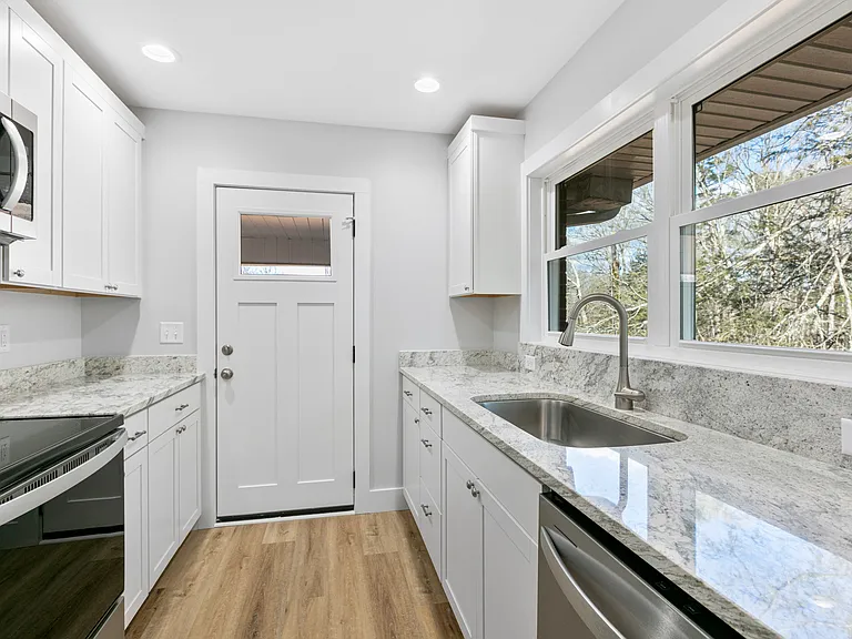 58 W Oakview Rd — Photo 14