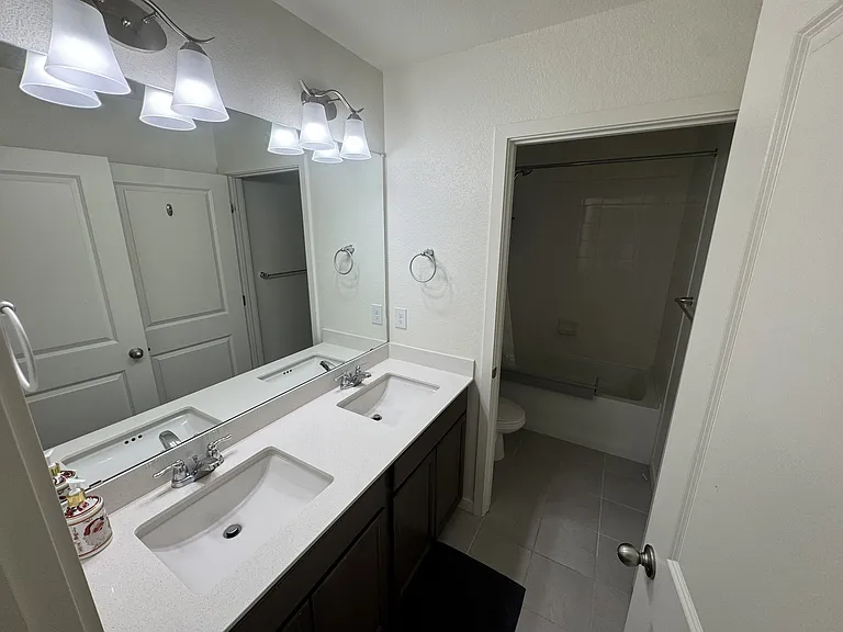 Full bathroom (2nd floor)