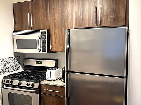 4th image of 1 Wall Street Ct #Penthouse 6