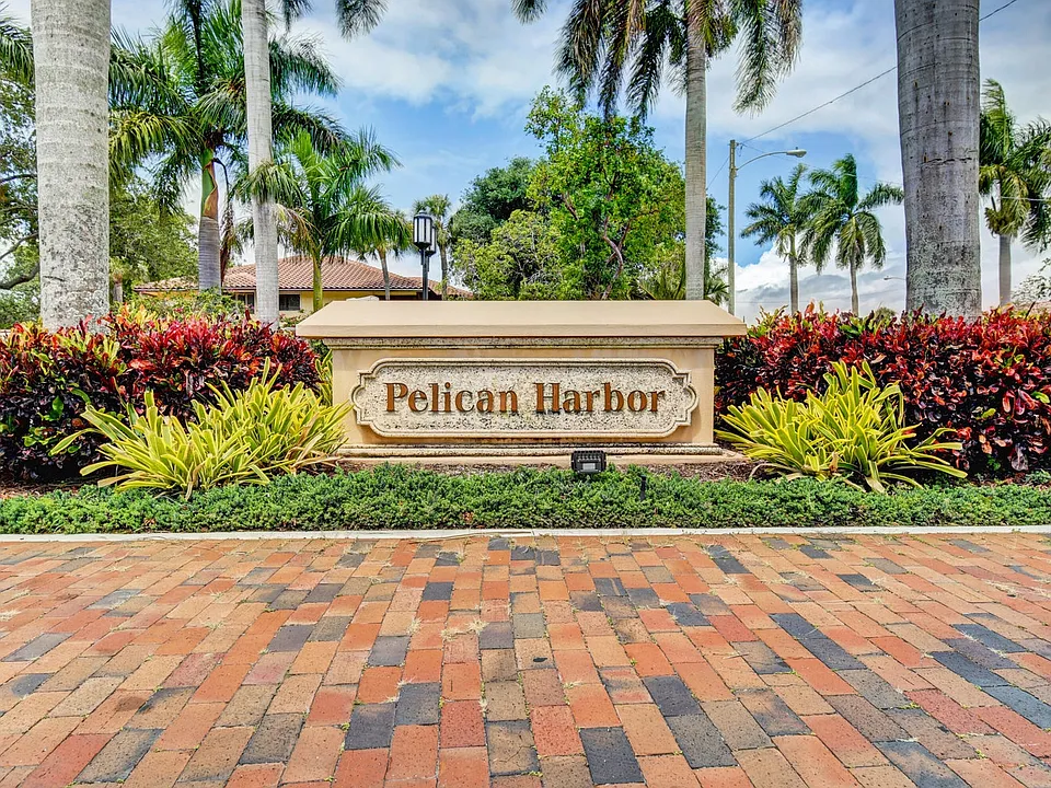 30 Pelican Pointe Dr #201