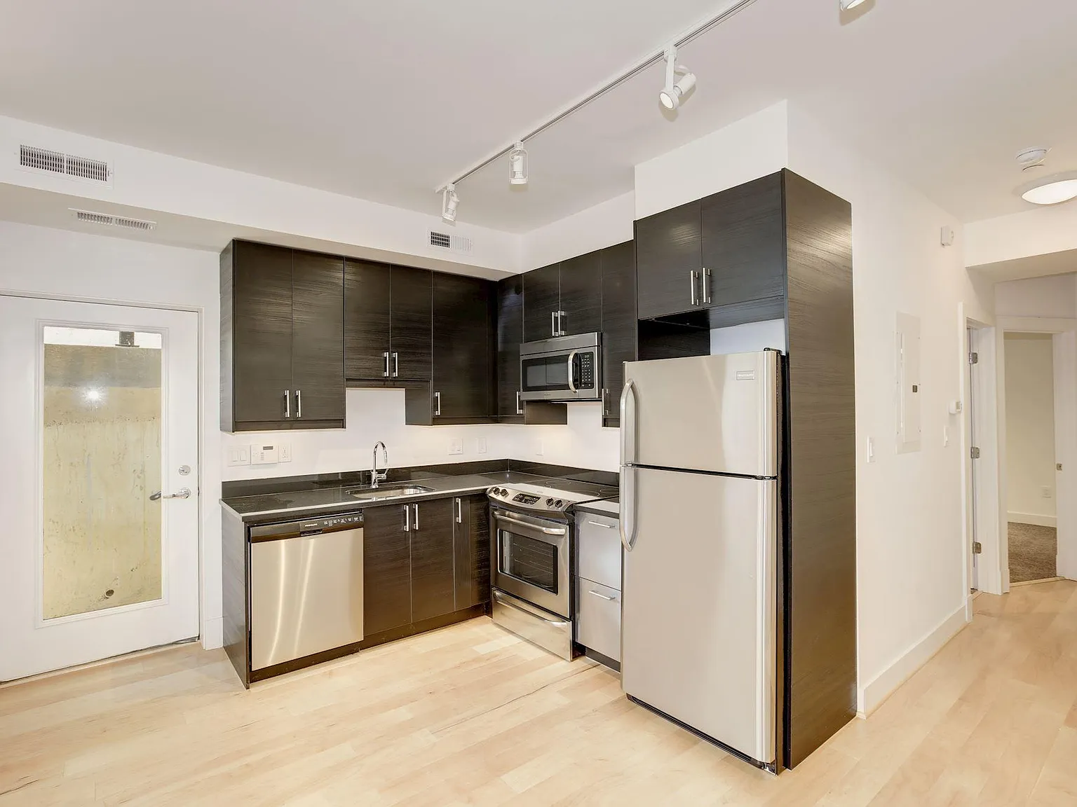 2 bed, $1,635 — Photo 2