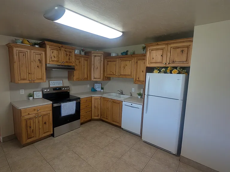 183 W 1425 N — Photo 6