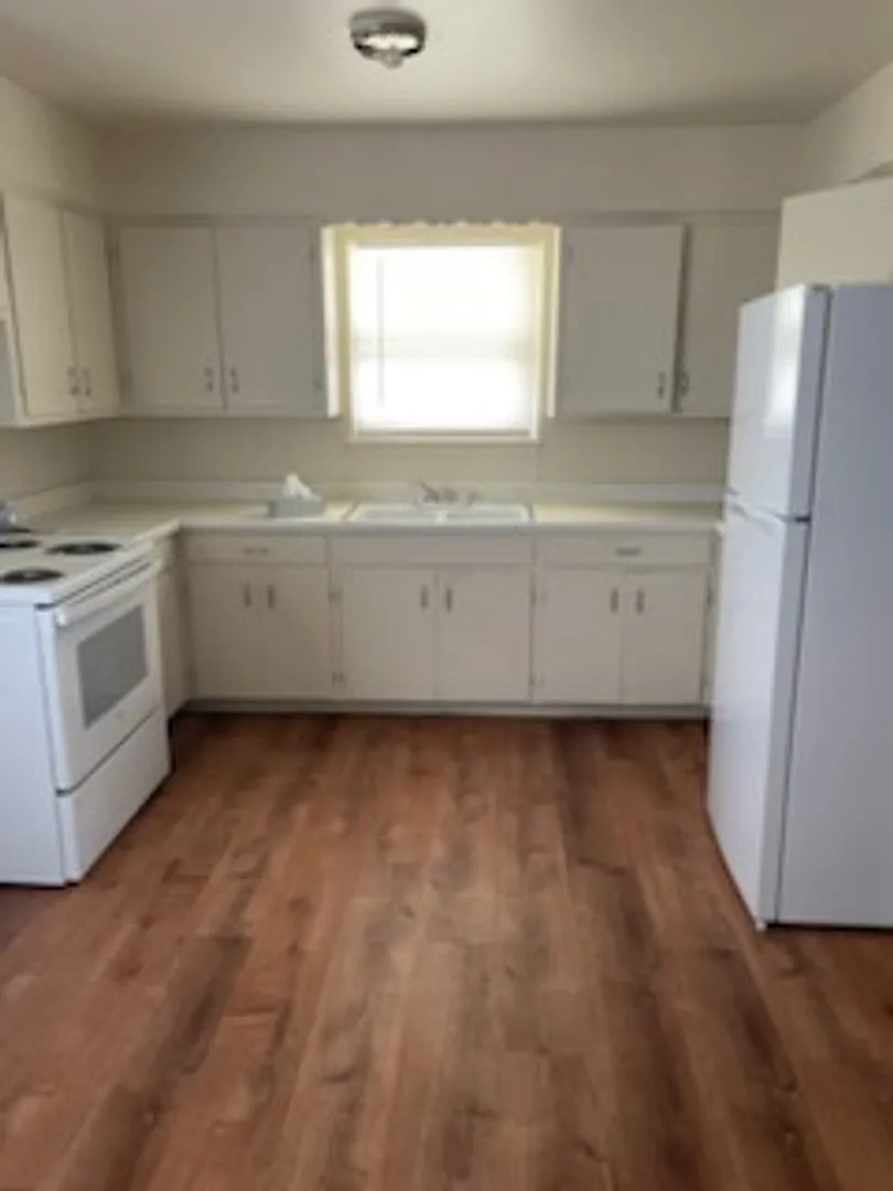 Nice Home In The Ridgecrest Area. Pets Negotiable With Owners Approval — Photo 4