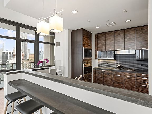 3rd image of 101 W 24th St #Ph2a