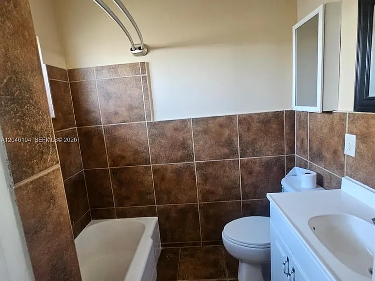 2859 NE 30th St #3 — Photo 7