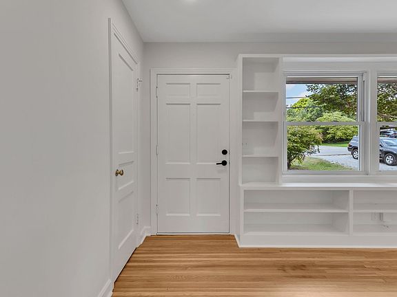 5th image of 3120 Southlake Dr