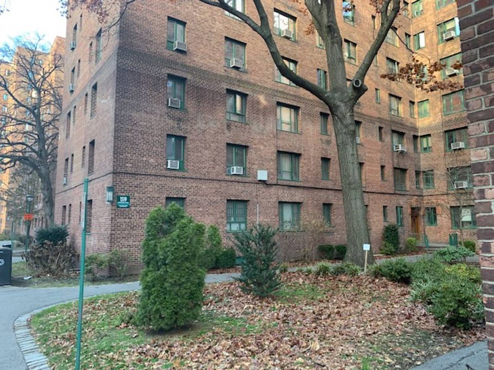 2nd image of 1519 Metropolitan Ave APT 5F