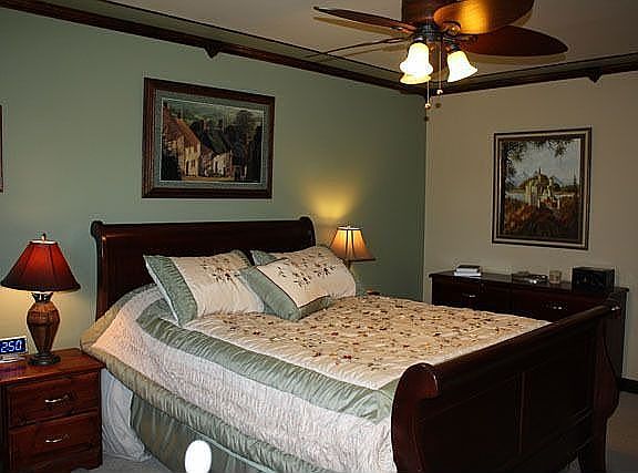 Master w/crown molding, attached bath, walk in closet