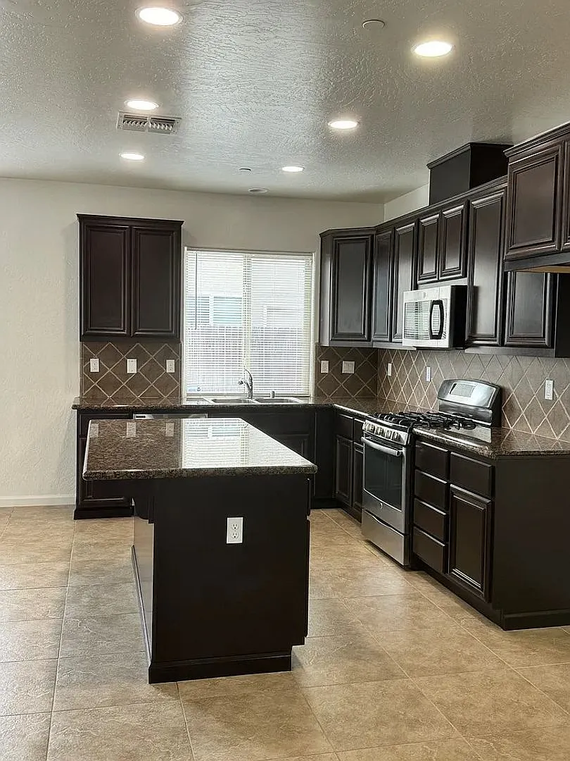 Beautiful Home! Coming Soon October 1! — Photo 2