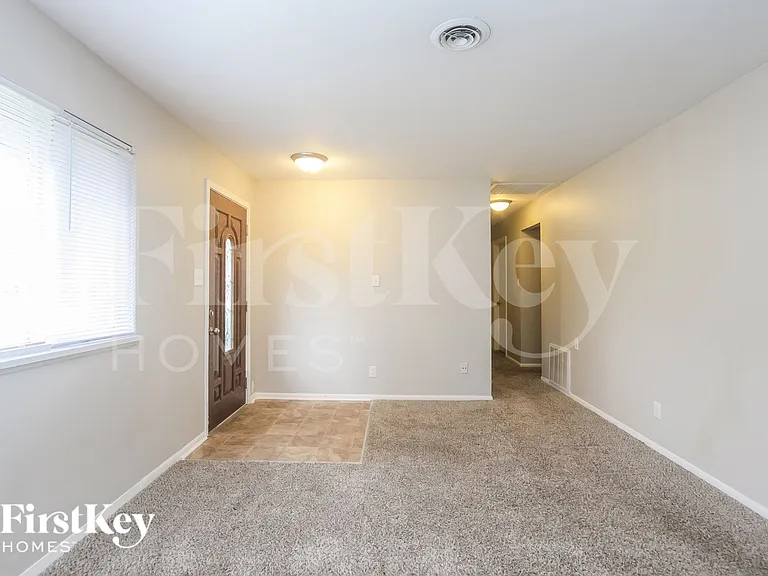 221 Grovewood Dr — Photo 2